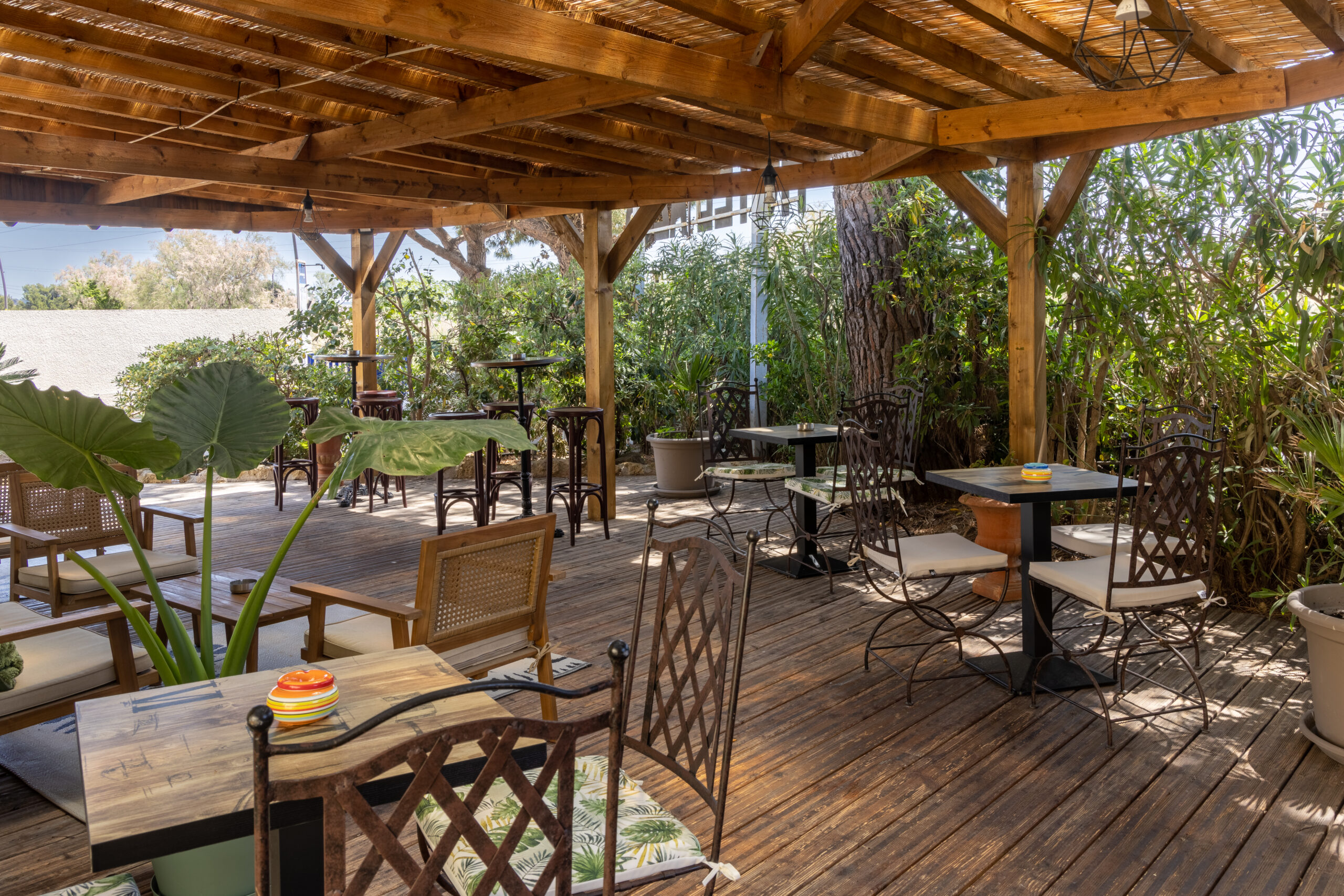 La terrasse ombrag&eacute;e de l'H&ocirc;tel Azur